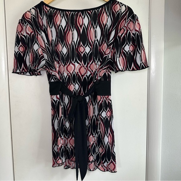 Vision Apparel Y2K Tie Back Babydoll Top. Size: Large. Black, pink and white. - Picture 5 of 8